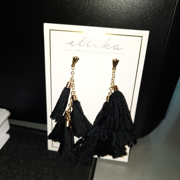 Earings - Picture 2 of 3